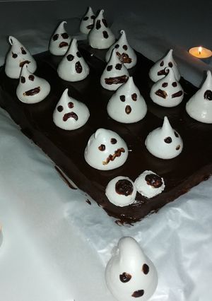Foto de Bolo de Chocolate com Fantasmas - #Halloween