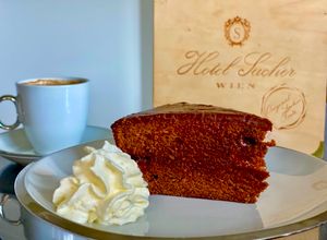 Una foto de 🇦🇹 TORTA SACHER: Sólo hay una original. Desde 1832 (“Sachertorte”, Austria)