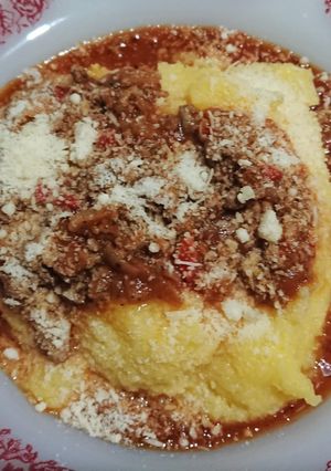 Una foto de Polenta con bolognesa