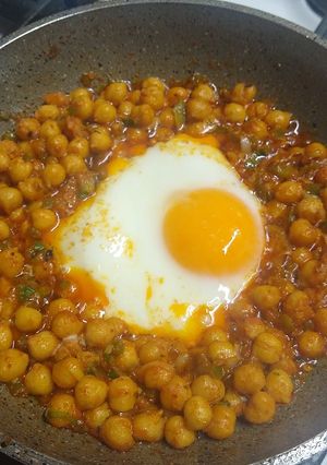 Una foto de Salteado de garbanzos con huevo a la sartén