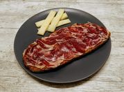 Una foto de pan con jamon serrano