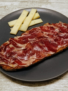 Una foto de Pan con tomate y jamón