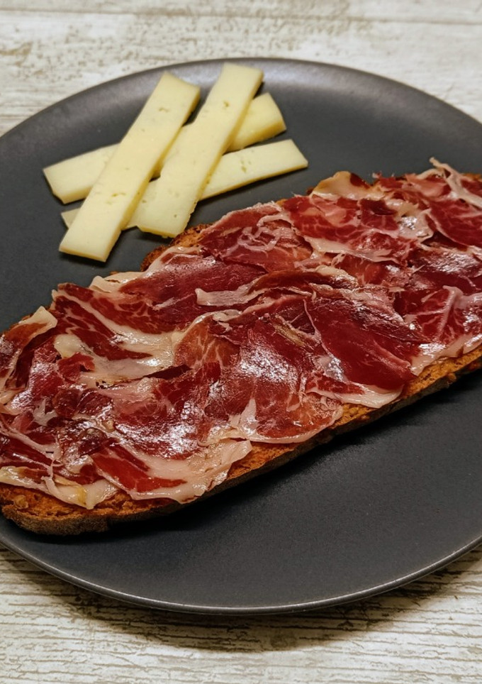 Una foto de Pan con tomate y jamón