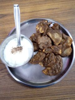 सिंघाड़े के आटे की पकौड़ी और दही का रायता रेसिपी मुख्य फोटो