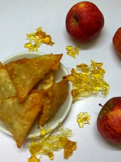 ஆப்பிள் கேரமல் சமோசா(apple caramel samosa recipe in tamil) செய்முறை முக்கிய புகைப்படம்