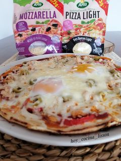 Una foto de Pizza de atún y huevo en sartén