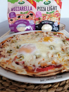 Una foto de Pizza de atún y huevo en sartén