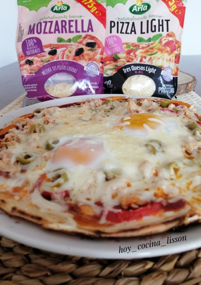 Una foto de Pizza de atún y huevo en sartén