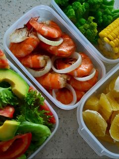 Hình của món Tôm nướng muối tiêu + salad bơ.