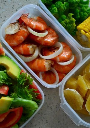Hình của món Tôm nướng muối tiêu + salad bơ.