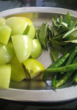 A picture of Green tomato chutney.