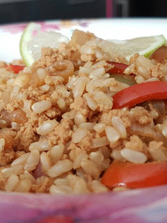 Una foto de Wok de arroz estilo tailandés