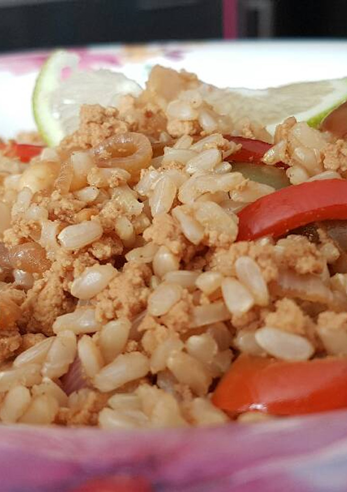 Una foto de Wok de arroz estilo tailandés