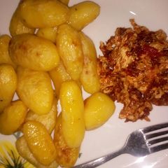 A picture of Baked potato with egg sauce.