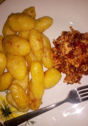 A picture of Baked potato with egg sauce.