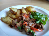 Lomo saltado acompañado de papas rústicas