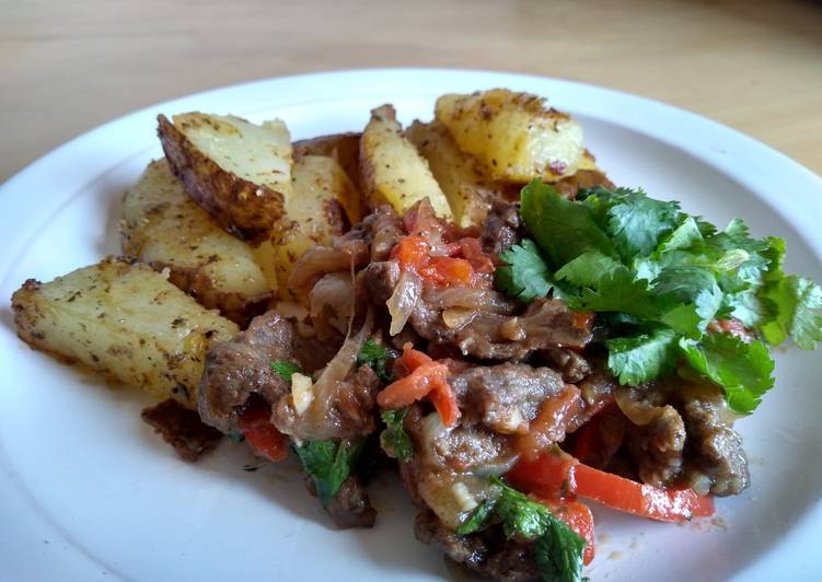 Lomo saltado acompañado de papas rústicas