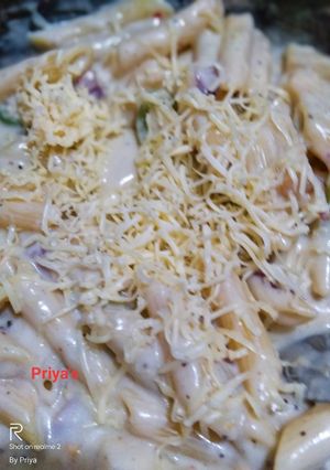 क्रेझी चीझी व्हाइट सॉस पास्ता (cheese white sauce pasta recipe in marathi) रेसिपी चे मुख्य फोटो 