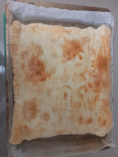 Una foto de Empanada de atún, surimi y huevos duros