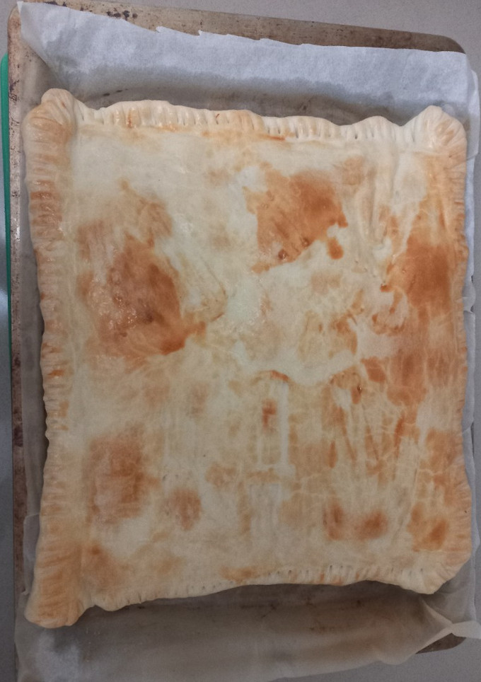 Una foto de Empanada de atún, surimi y huevos duros