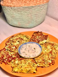 Una foto de Tortitas de calabacín rellenas de mozarella
