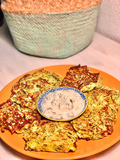 Una foto de Tortitas de calabacín rellenas de mozarella