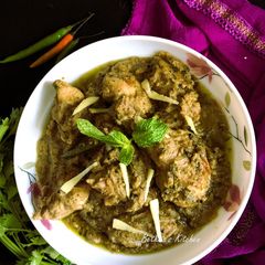 A picture of Hariyali Chicken (Green Chicken Curry).