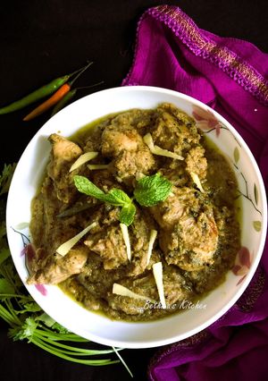 A picture of Hariyali Chicken (Green Chicken Curry).