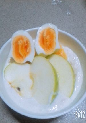 Hình của món Cháo Yến mạch trứng táo xanh.