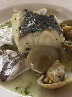 Una foto de Cogote de merluza con cocochas y almejas