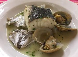 Foto principal de Cogote de merluza con cocochas y almejas