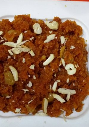गाजर का हलवा (Gajar ka halwa recipe in hindi) रेसिपी मुख्य फोटो
