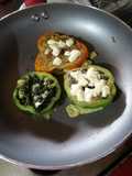 Rodajas de chile morrón con huevo, espinacas y chayote