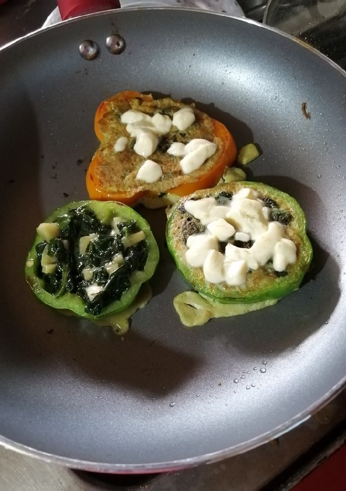 Una foto de Rodajas de chile morrón con huevo, espinacas y chayote