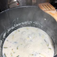 A picture of Coosa b’laban (zucchini and yogurt).