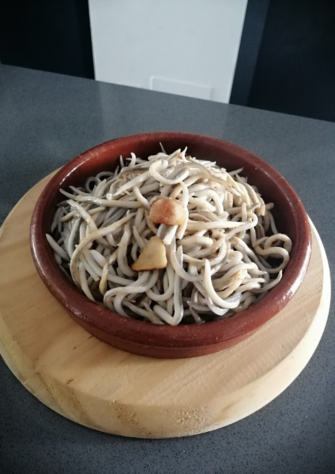 Una foto de Gulas al ajillo