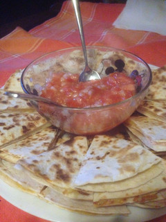 Una foto de Tortillas mexicanas rellenas con dip de tomate natural