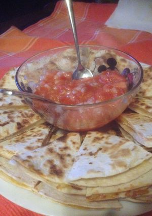 Una foto de Tortillas mexicanas rellenas con dip de tomate natural