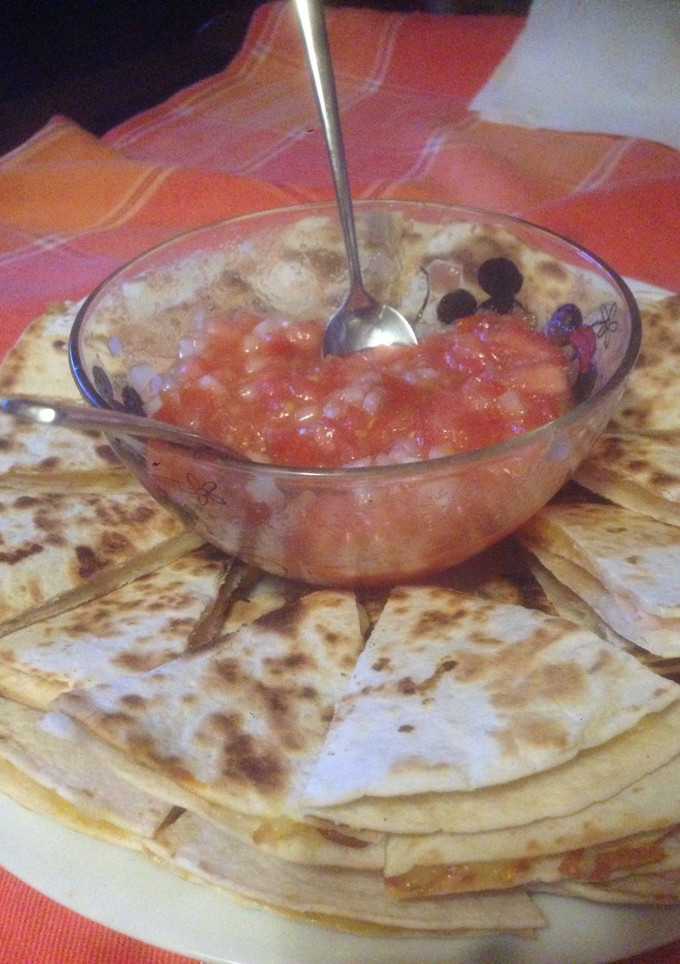 Una foto de Tortillas mexicanas rellenas con dip de tomate natural