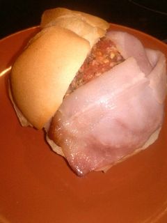 Una foto de Bollo de pan relleno de tomate y provolone