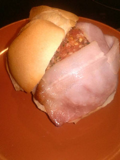 Una foto de Bollo de pan relleno de tomate y provolone