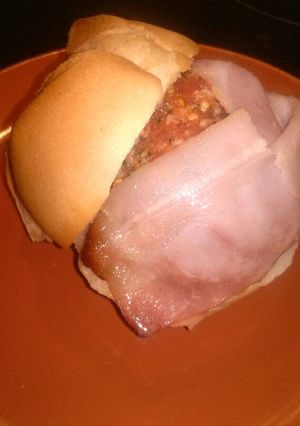 Una foto de Bollo de pan relleno de tomate y provolone