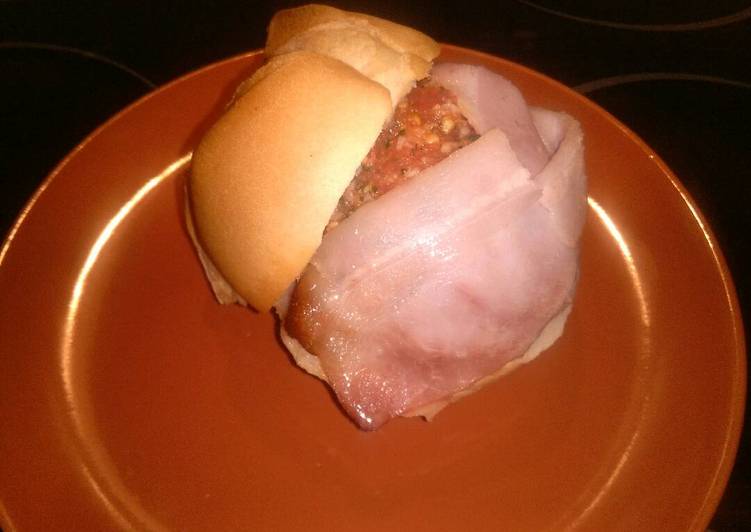 Bollo de pan relleno de tomate y provolone