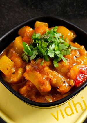 દૂધી કાચા કેળા નું શાક (Dudhi Raw Banana Shaak recipe in Gujarati) રેસીપી મુખ્ય ફોટો