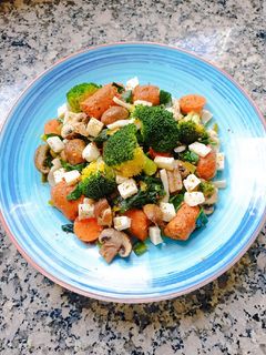 Una foto de Salteado de verduras 🥬🥦🍄con pasta konjac y chorizo vegano💚