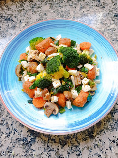 Una foto de Salteado de verduras 🥬🥦🍄con pasta konjac y chorizo vegano💚
