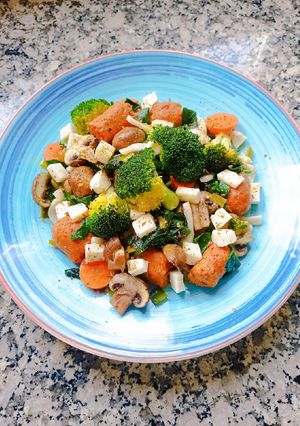 Una foto de Salteado de verduras 🥬🥦🍄con pasta konjac y chorizo vegano💚