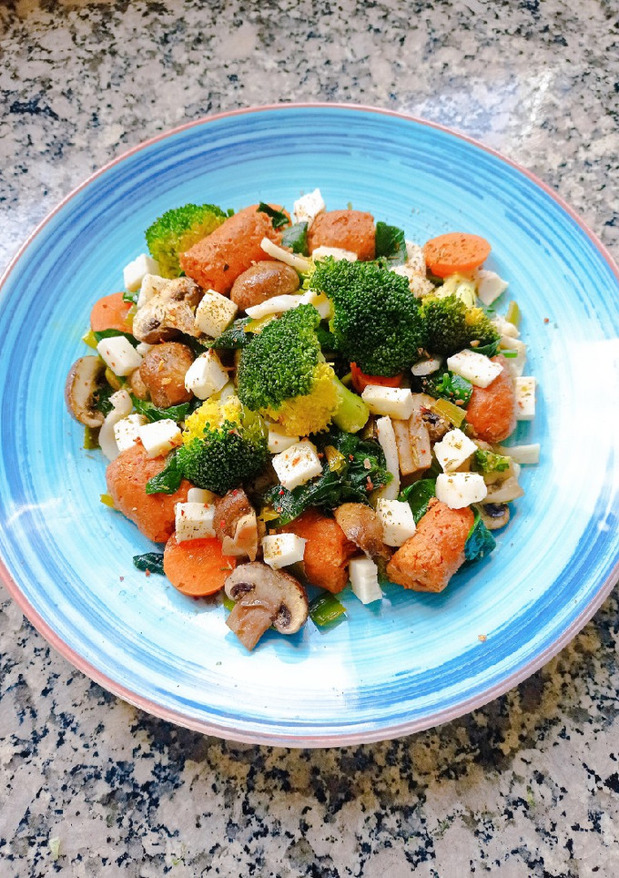 Una foto de Salteado de verduras 🥬🥦🍄con pasta konjac y chorizo vegano💚