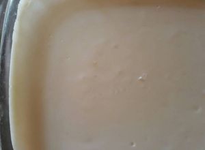 Una foto de Postre de chuño con leche y salsa de caramelo