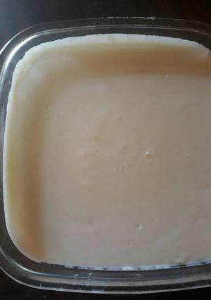 Una foto de Postre de chuño con leche y salsa de caramelo
